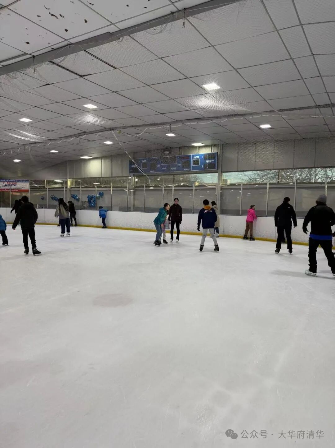 冬日冰场欢聚，共享滑冰乐趣